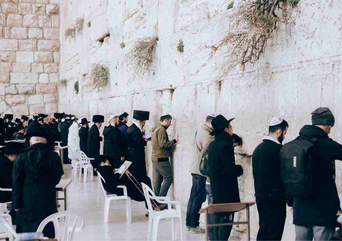 יהודים מתפללים בכותל