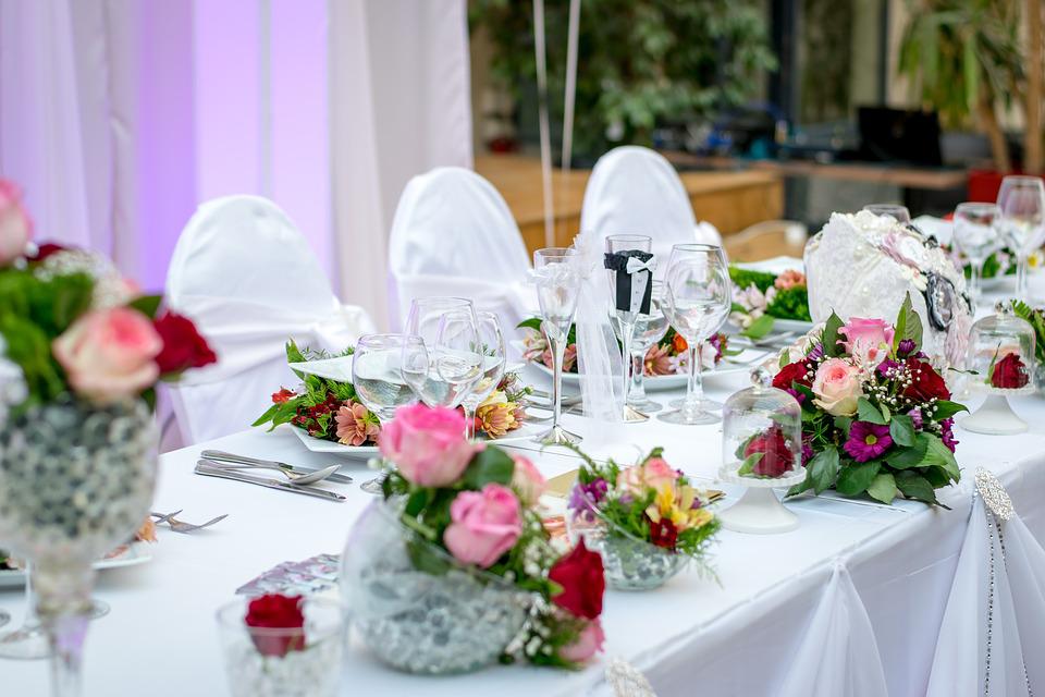 שולחן עם כלים מוכנים לחתונה