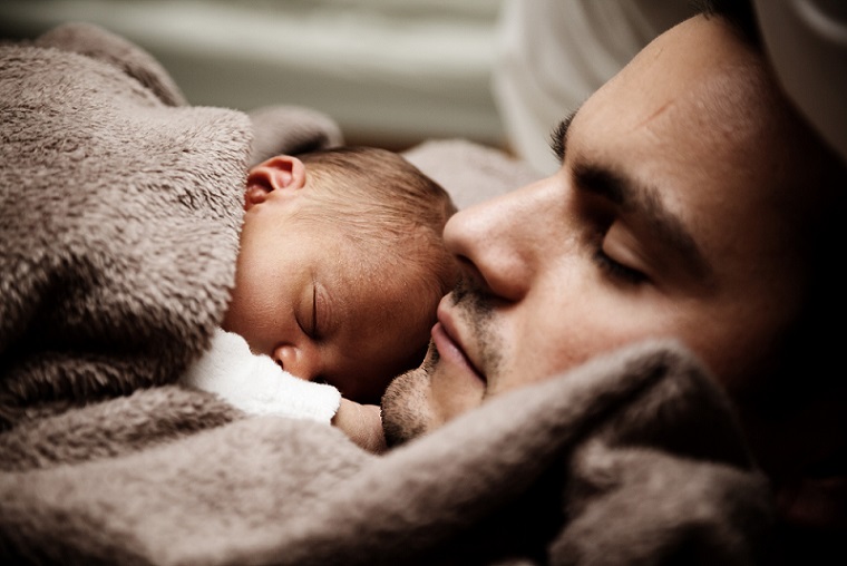 תינוק עם אבא ישנים