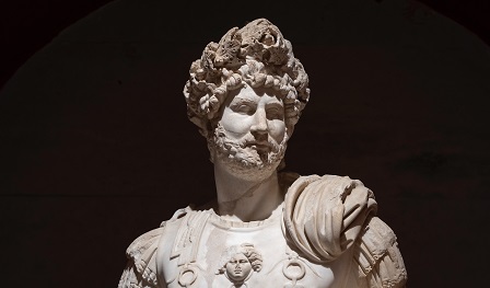 פסל אדריאנוס קיסר