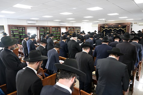 מתפללים בכולל ברכת אברהם