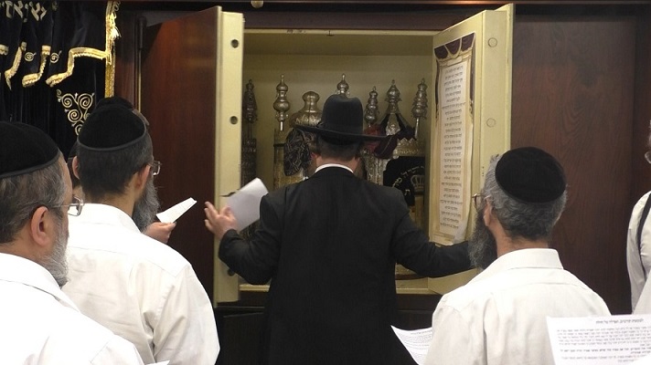 רב פותח את ההיכל ונצפים ספרי תורה של עדות המזרח