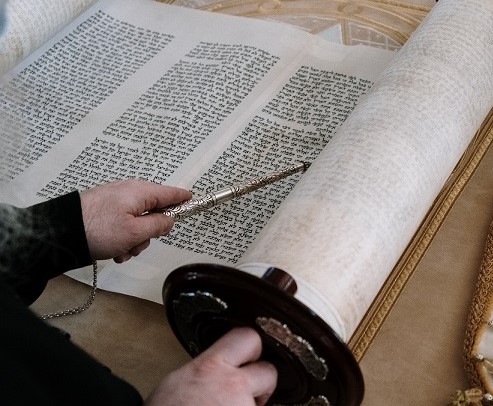 קריאת בתורה בבית הכנסת - קלף ספר תורה