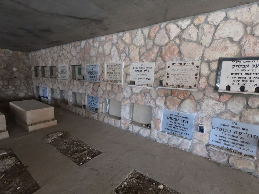 קברים בקומות בבית העלמין סנהדרין